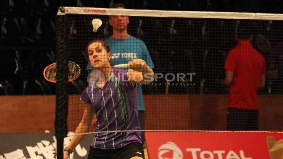 Tunggal putri Spanyol Carolina Marin berlatih diamati serius oleh pelatihnya, Fernando Rivas (belakang).